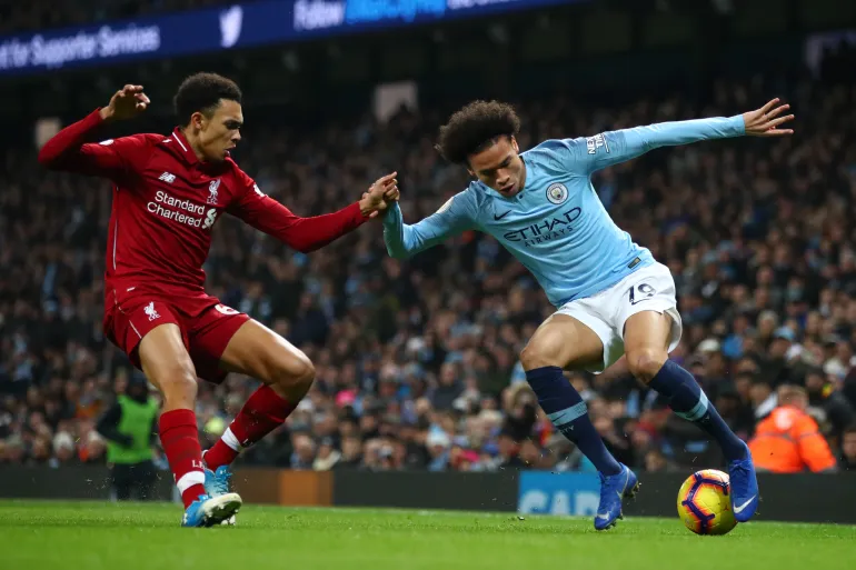 MANCHESTER, INGHILTERRA - 03 GENNAIO: Leroy Sane del Manchester City viene sfidato da Trent Alexander-Arnold del Liverpool durante la partita della Premier League tra Manchester City e Liverpool FC all'Etihad Stadium il 3 gennaio 2019 a Manchester, Regno Unito. (Foto di Clive Brunskill/Getty Images)