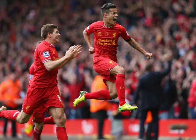 LIVERPOOL, INGHILTERRA - 13 APRILE: Philippe Coutinho del Liverpool festeggia il terzo gol della sua squadra durante la partita della Barclays Premier League tra Liverpool e Manchester City ad Anfield il 13 aprile 2014 a Liverpool, in Inghilterra. (Foto di Alex Livesey/Getty Images)