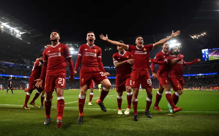 MANCHESTER, INGHILTERRA - 10 APRILE: I giocatori del Liverpool festeggiano dopo il primo gol della loro squadra durante la partita di seconda tappa dei quarti di finale di UEFA Champions League tra Manchester City e Liverpool all'Etihad Stadium il 10 aprile 2018 a Manchester, in Inghilterra. (Foto di Laurence Griffiths/Getty Images)
