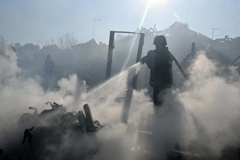 Un pompiere spegne un incendio in case private a seguito di un attacco aereo guidato dai russi che ha ucciso una persona, durante l'invasione russa dell'Ucraina, a Kharkiv l'11 ottobre 2026.