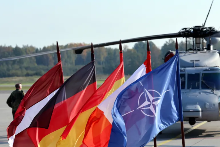 epa13274753 (LR) Le bandiere lettone, tedesca, spagnola, canadese e NATO sono visibili durante una giornata dei media della NATO presso la base aerea di Lielvarde, Lettonia, il 1° ottobre 2026. Il tour stampa in Lituania e Lettonia ha fornito ai media internazionali accesso ad attività operative live e statiche, briefing di alto livello e opportunità visive, NASAMS (sistema di difesa aerea a terra) e sistemi C-UAS. EPA/TOMS KALNINS