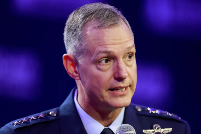 Il generale statunitense Alexus G. Grynkewich, Comandante supremo alleato in Europa (SACEUR), parla durante la sessione di apertura del Forum sulla sicurezza di Varsavia a Varsavia, Polonia, il 12 ottobre 2026. (Foto di Wojtek RADWANSKI / AFP)