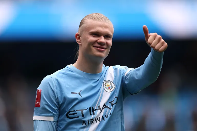 MANCHESTER, INGHILTERRA - 04 APRILE: Erling Haaland del Manchester City ringrazia i tifosi dopo la vittoria della squadra durante la partita finale del quarto della Emirates FA Cup tra Manchester City e Liverpool all'Etihad Stadium il 4 aprile 2026 a Manchester, in Inghilterra. (Foto di Carl Recine/Getty Images)