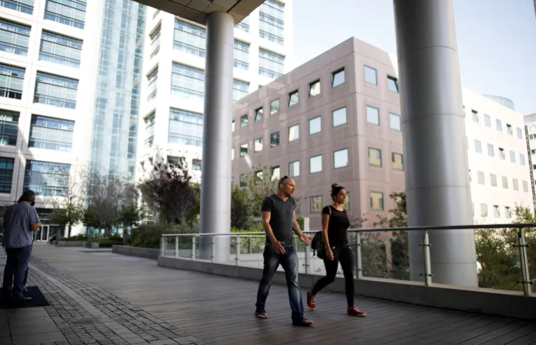 La gente cammina vicino a grattacieli nella zona degli affari high-tech di Tel Aviv, Israele, 15 maggio 2017