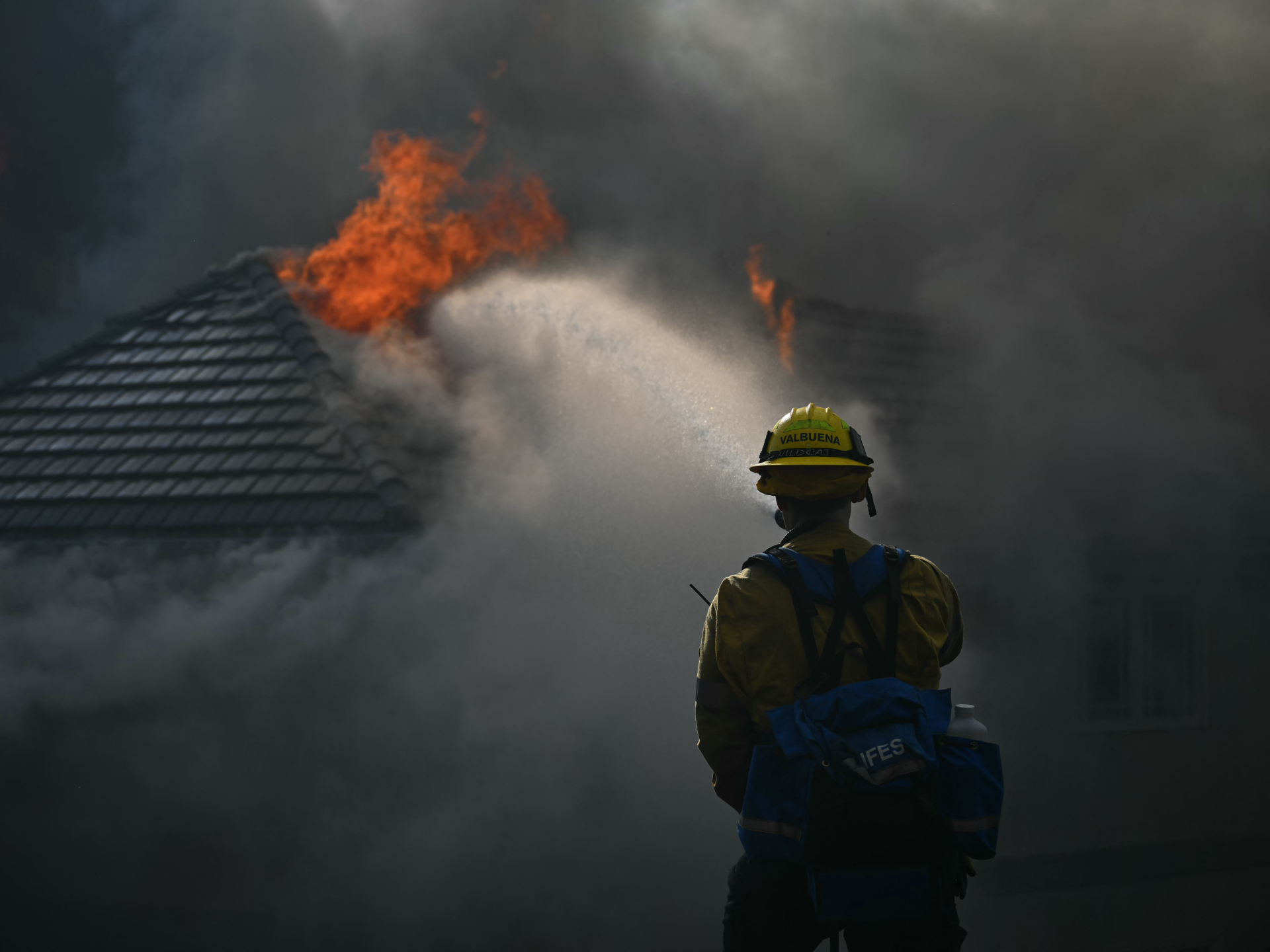 Gli incendi della California meridionale distruggono le case e richiedono ordini di evacuazione