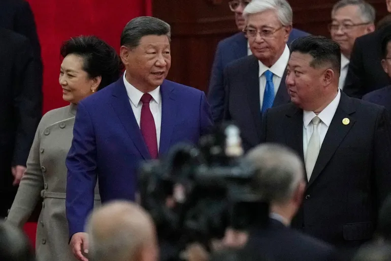 Il presidente cinese Xi Jinping cammina con il leader nordcoreano Kim Jong Un, a destra, a un ricevimento seguito a una parata militare per commemorare l'80° anniversario della resa del Giappone nella seconda guerra mondiale, tenutasi davanti alla porta di Tiananmen a Pechino, Cina, il 3 settembre 2025