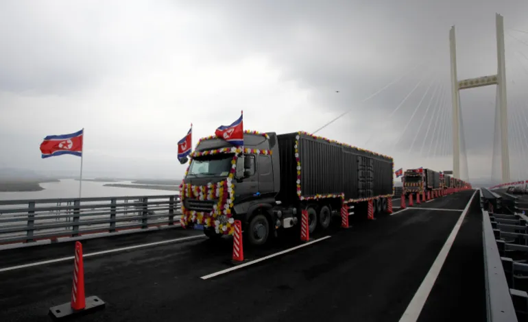 I veicoli attraversano un nuovo ponte che collega la Cina e la Corea del Nord inaugurato nella provincia di North Phyongan, Corea del Nord, il 15 ottobre 2026