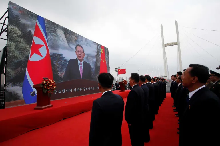 Il premier cinese Li Qiang, sullo schermo, tiene un discorso in videoconferenza mentre viene aperto un nuovo ponte che collega la Cina e la Corea del Nord nella provincia di North Phyongan, Corea del Nord, giovedì 15 ottobre 2026
