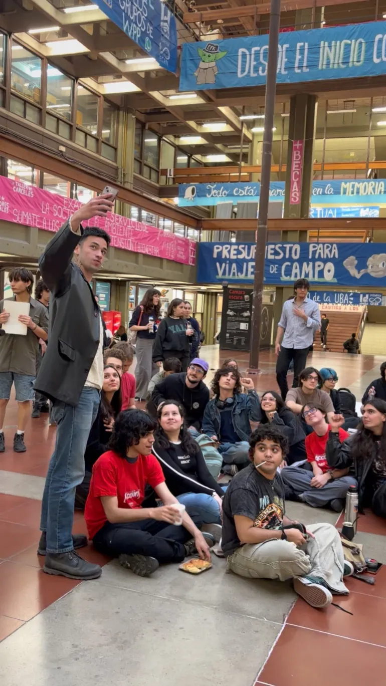 Gli studenti si riuniscono per protestare in un'università di Buenos Aires