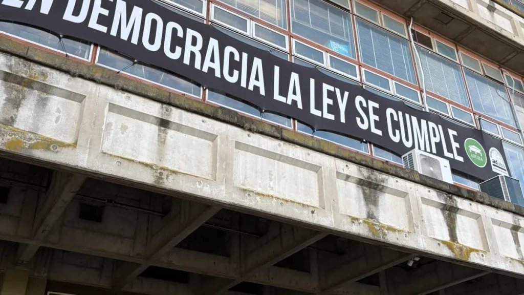 Gli studenti argentini protestano nel campus contro l'austerità di Milei
