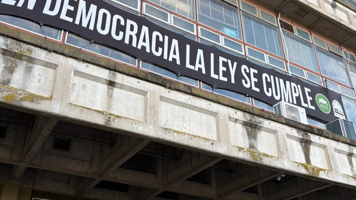 Gli studenti argentini protestano nel campus contro l'austerità di Milei