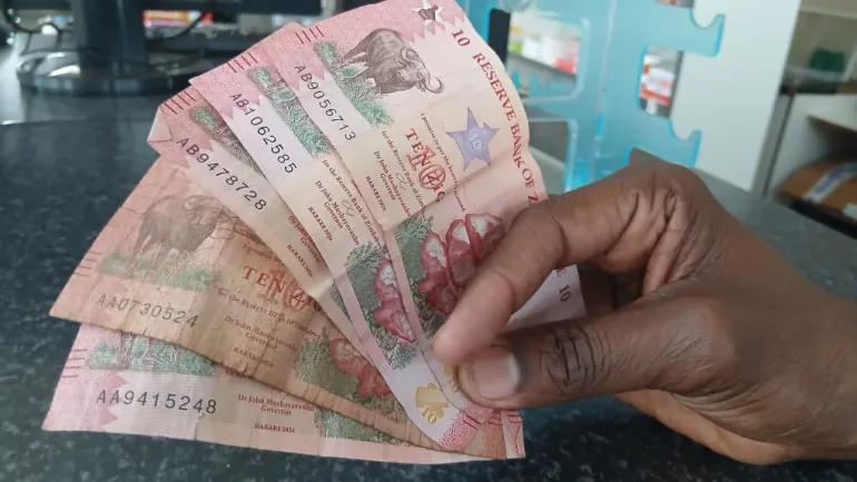 Le banconote ZiG dello Zimbabwe fanno parte dell'ultimo sforzo del governo per ricostruire la fiducia nella valuta locale e ridurre la dipendenza dell'economia dal dollaro statunitense.
