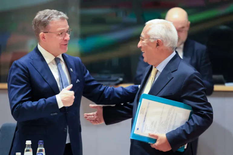 Il primo ministro finlandese Petteri Orpo (a sinistra) e il presidente del Consiglio europeo Antonio Costa parlano in vista di una tavola rotonda nell'ambito di un vertice dell'Unione europea presso la sede dell'UE a Bruxelles il 16 ottobre 2026.
