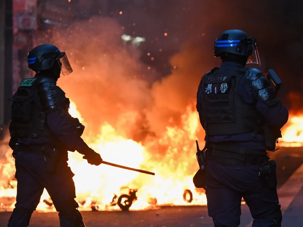 La partita PSG-Barcellona non verrà rinviata nonostante le proteste: il primo ministro francese