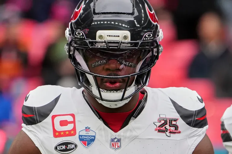 Il linebacker degli Houston Texans Azeez al-Shaair (0) si riscalda prima di una partita di football della NFL contro i Jacksonville Jaguars a Londra, domenica 18 ottobre 2026. (AP Photo/Kin Cheung)
