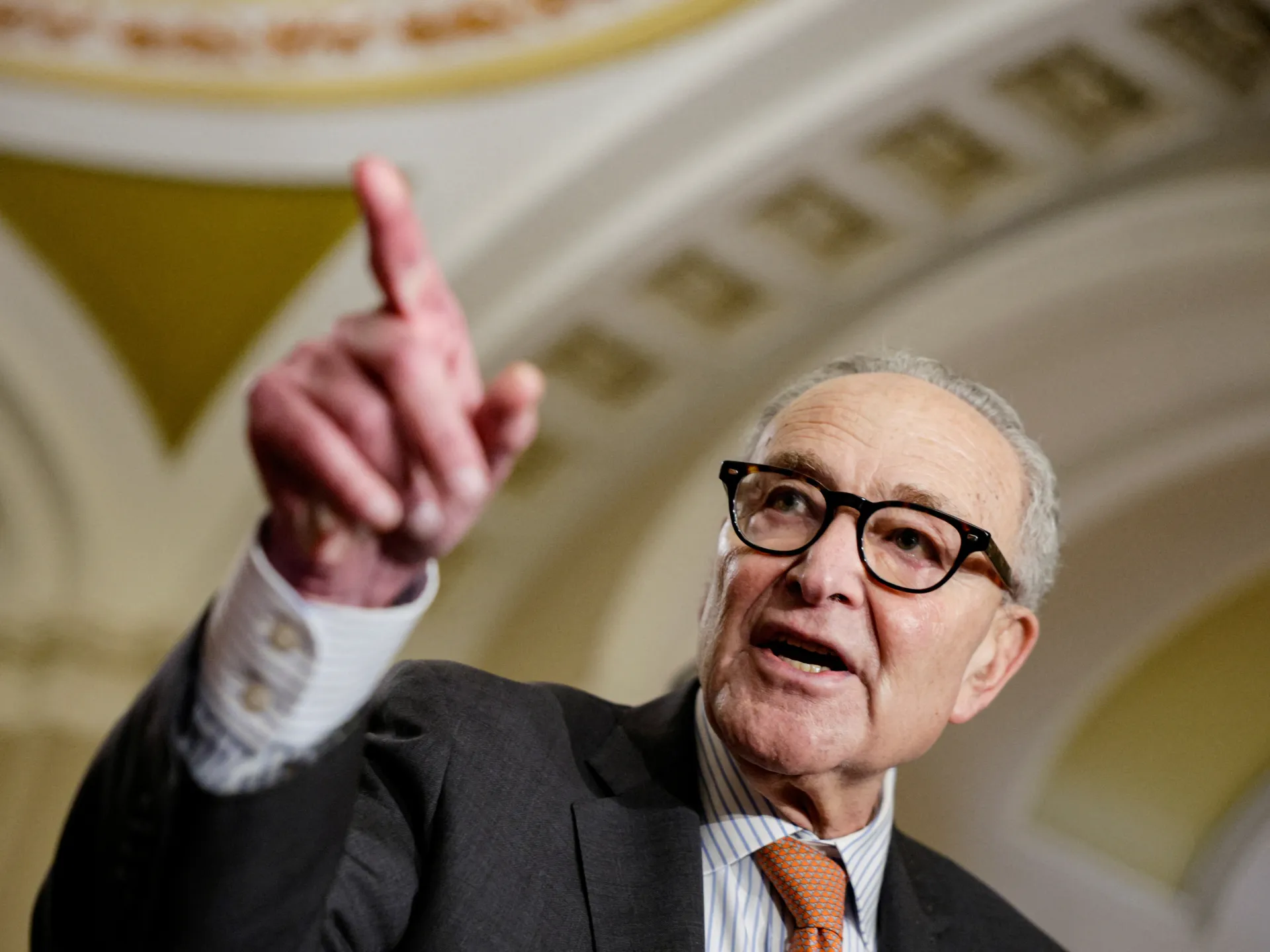 Chuck Schumer esorta la FCC a bloccare le chiamate robotiche basate sull'intelligenza artificiale prima delle elezioni