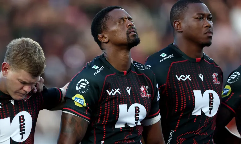 Morne Van Den Berg (L) del Sud Africa e altri giocatori Lions osservano un momento di silenzio in onore del loro compagno di squadra Hyron Andrews prima della partita di rugby della European Rugby Champions Cup tra lo Stade Rochelais (la Rochelle) e i Lions allo stadio Marcel-Deflandre di la Rochelle, Francia occidentale, il 17 ottobre 2026. Hyron Andrews sudafricano di seconda fila dei Lions, con sede a Johannesburg, è stato trovato morto in un hotel in Francia il mese di ottobre Il 16, alla vigilia della partita di Coppa dei Campioni della sua squadra contro La Rochelle, hanno riferito all'AFP le autorità locali. (Foto di ROMAIN PERROCHEAU/AFP)