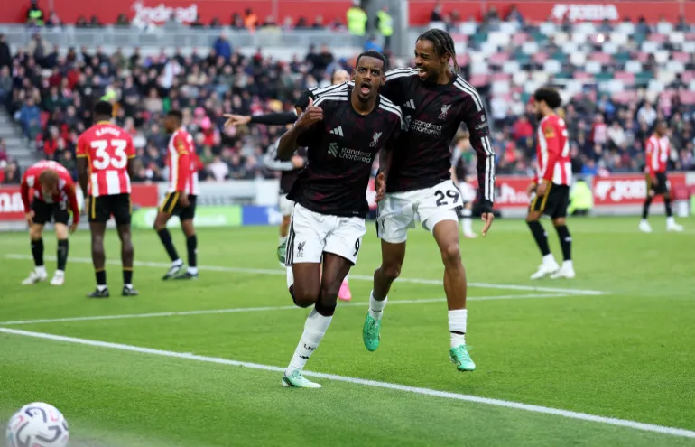Calcio Calcio - Premier League - Brentford v Liverpool - GTech Community Stadium, Londra, Gran Bretagna - 17 ottobre 2026 Alexander Isak di Liverpool festeggia il suo secondo gol con Bradley Barcola REUTERS/Ian Walton SOLO PER USO EDITORIALE. NESSUN UTILIZZO CON AUDIO, VIDEO, DATI, ELENCHI DEGLI APPARECCHI, LOGHI DI CLUB/LEGA O SERVIZI 'LIVE' NON AUTORIZZATI. UTILIZZO ONLINE IN PARTITA LIMITATO A 120 IMMAGINI, NESSUNA EMULAZIONE VIDEO. NESSUN UTILIZZO NELLE SCOMMESSE, GIOCHI O PUBBLICAZIONI DI SINGOLI CLUB/LEGA/GIOCATORE. PER ULTERIORI DETTAGLI, CONTATTARE IL VOSTRO RAPPRESENTANTE ACCOUNT. IMMAGINI TPX DEL GIORNO