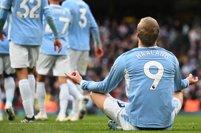 L'attaccante norvegese n. 09 Erling Haaland di Manchester City celebra il terzo gol della squadra durante la partita di calcio della Premier League inglese tra Manchester City e Ipswich Town all'Etihad Stadium di Manchester, nel nord-ovest dell'Inghilterra, il 17 ottobre 2026. (Foto di Oli SCARFF / AFP) / RISERVATO ALL'USO EDITORIALE. NESSUN UTILIZZO CON AUDIO, VIDEO, DATI, ELENCHI DEGLI APPARECCHI, LOGHI DI CLUB/LEGA O SERVIZI 'LIVE' NON AUTORIZZATI. UTILIZZO ONLINE IN PARTITA LIMITATO A 120 IMMAGINI. ULTERIORI 40 IMMAGINI POSSONO ESSERE UTILIZZATE IN TEMPO SUPPLEMENTARE. NESSUNA EMULAZIONE VIDEO. L'UTILIZZO DEI SOCIAL MEDIA DURANTE LA PARTITA È LIMITATO A 120 IMMAGINI. ULTERIORI 40 IMMAGINI POSSONO ESSERE UTILIZZATE IN TEMPO SUPPLEMENTARE. NESSUN UTILIZZO NELLE PUBBLICAZIONI DI SCOMMESSE, PARTITE O PUBBLICAZIONI DI SINGOLI CLUB/LEGA/GIOCATORE. /