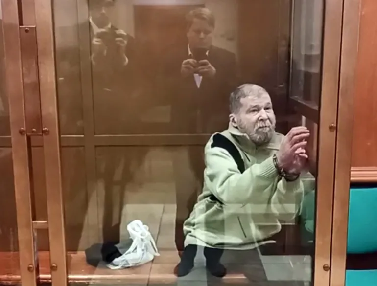 (FILE) In questo estratto da un filmato ripreso e diffuso dal servizio stampa del tribunale della città di Mosca il 7 ottobre 2024, il cittadino statunitense Stephen Hubbard, 72 anni, accusato di aver combattuto come mercenario per l'Ucraina, partecipa all'udienza del verdetto a Mosca.