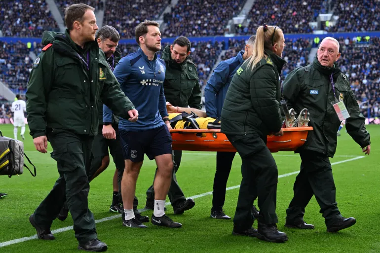Il portiere argentino n. 26 del Chelsea Emiliano Martinez viene decollato su una barella dopo uno scontro di teste con il difensore inglese n. 04 dell'Everton Jarrad Branthwaite durante la partita di calcio della Premier League inglese tra Everton e Chelsea allo stadio Hill Dickinson di Liverpool, nel nord-ovest dell'Inghilterra, il 17 ottobre 2026. (Foto di PETER POWELL / AFP) / RISERVATO ALL'USO EDITORIALE. NESSUN UTILIZZO CON AUDIO, VIDEO, DATI, ELENCHI DEGLI APPARECCHI, LOGHI DI CLUB/LEGA O SERVIZI 'LIVE' NON AUTORIZZATI. UTILIZZO ONLINE IN PARTITA LIMITATO A 120 IMMAGINI. ULTERIORI 40 IMMAGINI POSSONO ESSERE UTILIZZATE IN TEMPO SUPPLEMENTARE. NESSUNA EMULAZIONE VIDEO. L'UTILIZZO DEI SOCIAL MEDIA DURANTE LA PARTITA È LIMITATO A 120 IMMAGINI. ULTERIORI 40 IMMAGINI POSSONO ESSERE UTILIZZATE IN TEMPO SUPPLEMENTARE. NESSUN UTILIZZO NELLE PUBBLICAZIONI DI SCOMMESSE, PARTITE O PUBBLICAZIONI DI SINGOLI CLUB/LEGA/GIOCATORE. /
