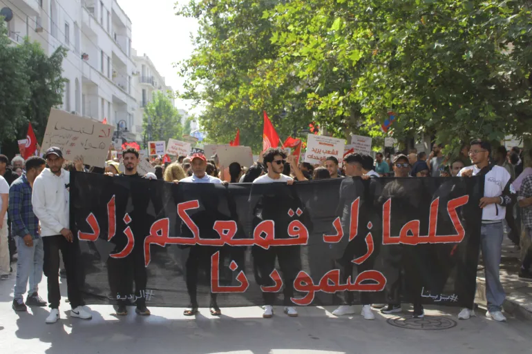 La crisi economica della Tunisia alimenta una crescente frustrazione per la disoccupazione, l’aumento del costo della vita e il svanire delle speranze per un futuro migliore [Oltre La Linea]
