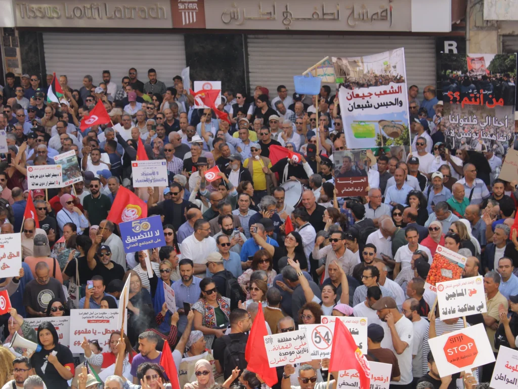 La crisi economica della Tunisia si aggrava mentre la promessa di una vita migliore svanisce
