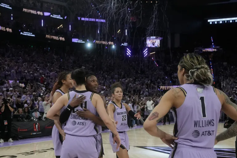 Il centro Golden State Valkyries Kiah Stokes, dalla parte posteriore sinistra, festeggia con l'attaccante Cecilia Zandalasini, la guardia Kaila Charles, la guardia Veronica Burton (22) e l'attaccante Gabby Williams (1) dopo Gara 1 delle finali di basket WNBA contro l'Atlanta Dream, sabato 17 ottobre 2026, a San Francisco. (AP Photo/Jeff Chiu)