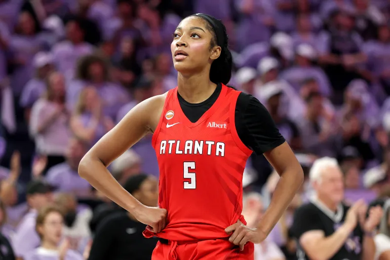 SAN FRANCISCO, CALIFORNIA - 17 OTTOBRE: Angel Reese n. 5 dell'Atlanta Dream reagisce dopo la sconfitta per 68-64 contro i Golden State Valkyries nella prima partita delle finali WNBA al Chase Center il 17 ottobre 2026 a San Francisco, California. NOTA PER L'UTENTE: l'Utente riconosce e accetta espressamente che, scaricando e/o utilizzando questa fotografia, acconsente ai termini e alle condizioni del Contratto di licenza Getty Images. Ezra Shaw/Getty Images/AFP (Foto di EZRA SHAW / GETTY IMAGES NORD AMERICA / Getty Images tramite AFP)