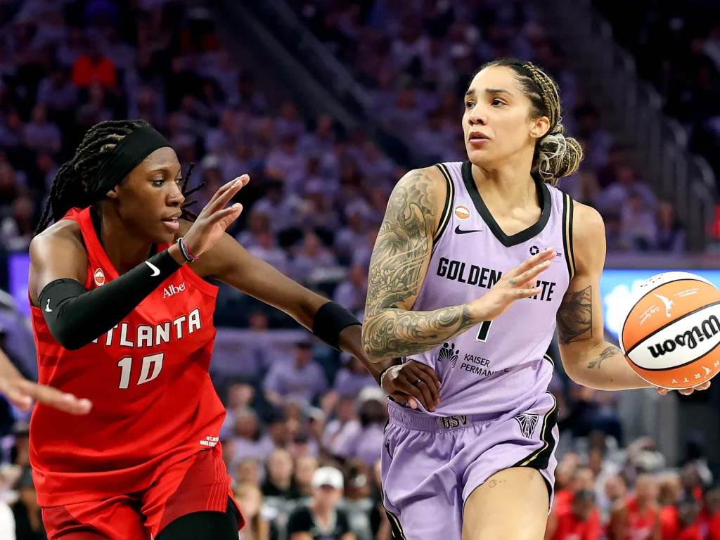 Finali WNBA: Gabby Williams guida Valkyries alla nervosa vittoria in Gara 1 su Dream
