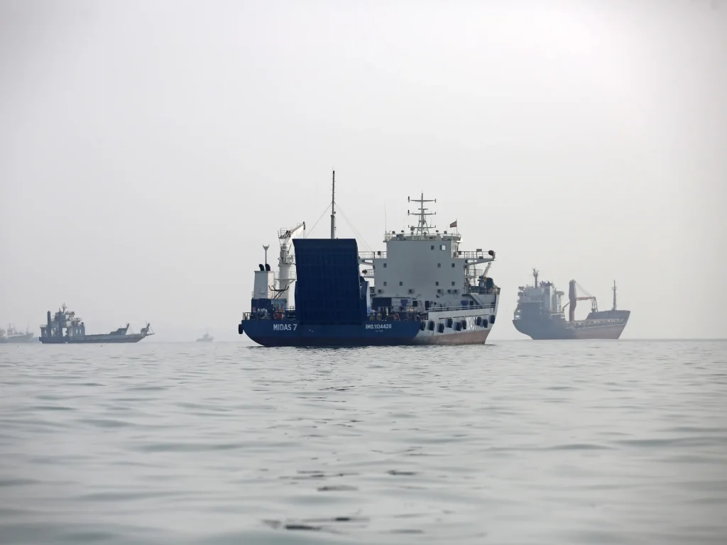 L'Iran afferma che due petroliere hanno preso fuoco dopo aver colpito le mine nello stretto di Hormuz