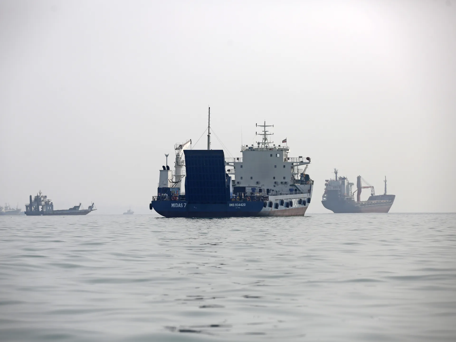 L'Iran afferma che due petroliere hanno preso fuoco dopo aver colpito le mine nello stretto di Hormuz