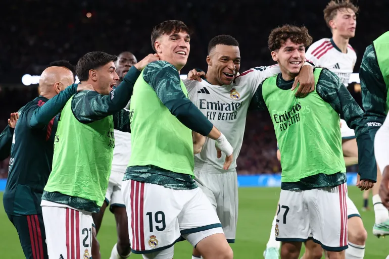 L'attaccante francese n. 10 del Real Madrid Kylian Mbappe (2R) festeggia il secondo gol della sua squadra durante la partita di calcio del campionato spagnolo tra FC Barcelona e Real Madrid CF allo stadio Camp Nou di Barcellona il 25 ottobre 2026. (Foto di Josep LAGO / AFP)