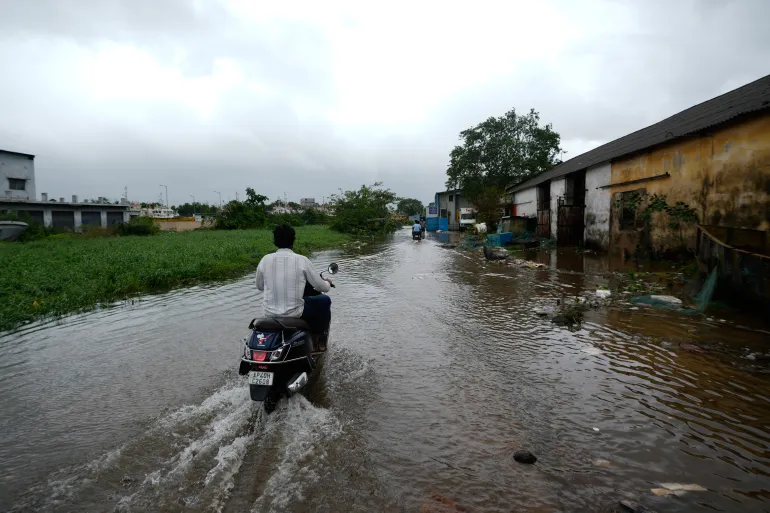 Gli automobilisti navigano nelle acque alluvionali a Kakinada, in India, mentre il ciclone Arnab attraversava la costa dell'Andhra Pradesh nelle prime ore di mercoledì 28 ottobre 2026. (AP Photo/Mahesh Kumar A.)