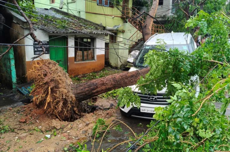 Un veicolo danneggiato da un albero caduto in seguito al ciclone Arnab, a Visakhapatnam, Andhra Pradesh, India, 28 ottobre 2026. Foto scattata con un telefono cellulare. REUTERS/Stringer