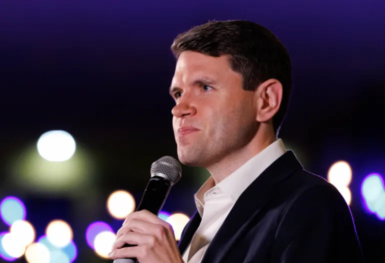 Il candidato democratico al Senato americano James Talarico parla ad un raduno elettorale durante il suo "Tour con occhi chiari e cuori pieni" al Galveston Railroad Museum di Galveston, Texas, il 22 ottobre 2026. (Foto di Mark Felix / AFP)