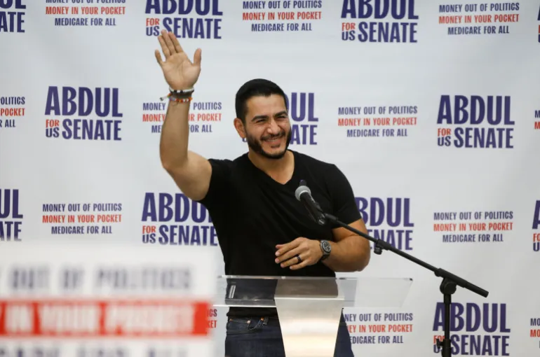 Il candidato democratico al Senato degli Stati Uniti Abdul El-Sayed fa un gesto ai sostenitori durante una manifestazione elettorale a Dearborn, nel Michigan