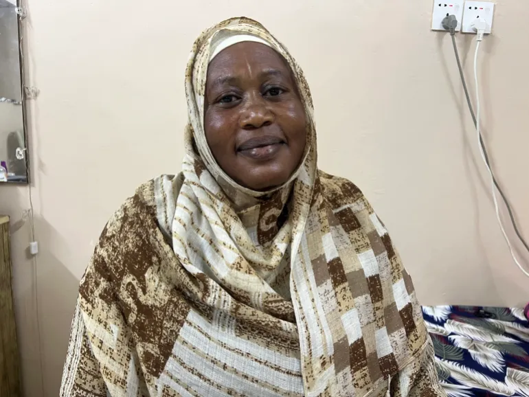 Aziza Ibrahim, donna delle pulizie presso un istituto privato, afferma che le tariffe dei trasporti pubblici sono diventate inaccessibili