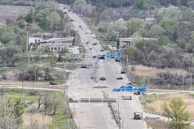In questa immagine non datata tratta dal video fornito dalla 34a Brigata Marina Separata ucraina "Borisfen" il 30 settembre 2026, si vedono auto distrutte su un'autostrada dalla città di Oleshky occupata dai russi, nella regione di Kherson in Ucraina.