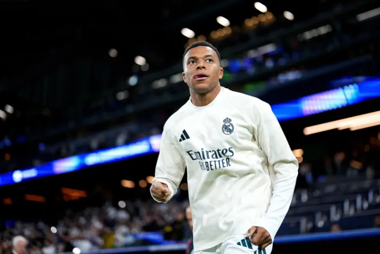 Kylian Mbappe del Real Madrid scende in campo per iniziare il riscaldamento prima della partita MD3 della Fase a Leghe MD3 della UEFA Champions League 2026/27