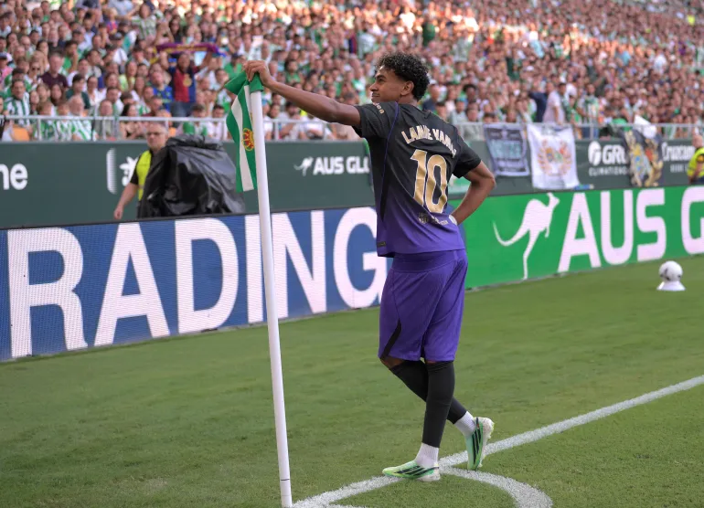 L'attaccante spagnolo n. 10 del Barcellona Lamine Yamal festeggia il primo gol della sua squadra durante la partita di calcio del campionato spagnolo tra Real Betis e FC Barcelona allo stadio La Cartuja di Siviglia il 17 ottobre 2026. (Foto di JORGE GUERRERO / AFP)