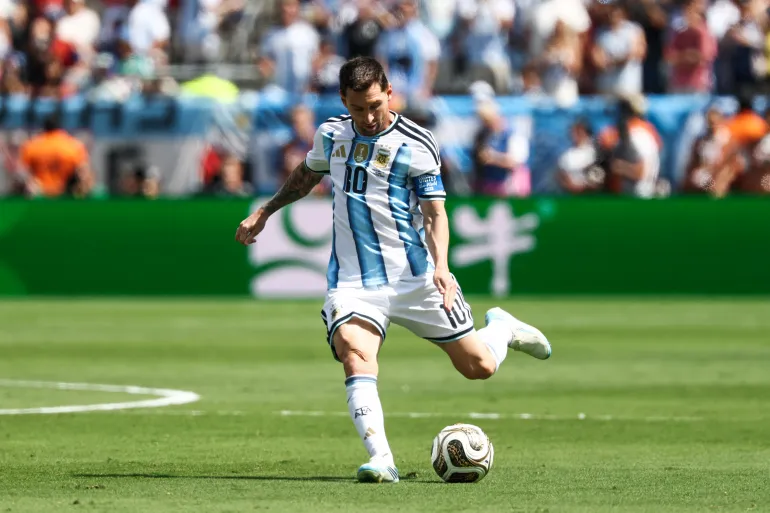 L'attaccante argentino n. 10 Lionel Messi calcia il pallone durante la partita finale del torneo di calcio della Coppa del mondo 2026 tra Spagna e Argentina allo stadio New York/New Jersey di East Rutherford il 19 luglio 2026.
