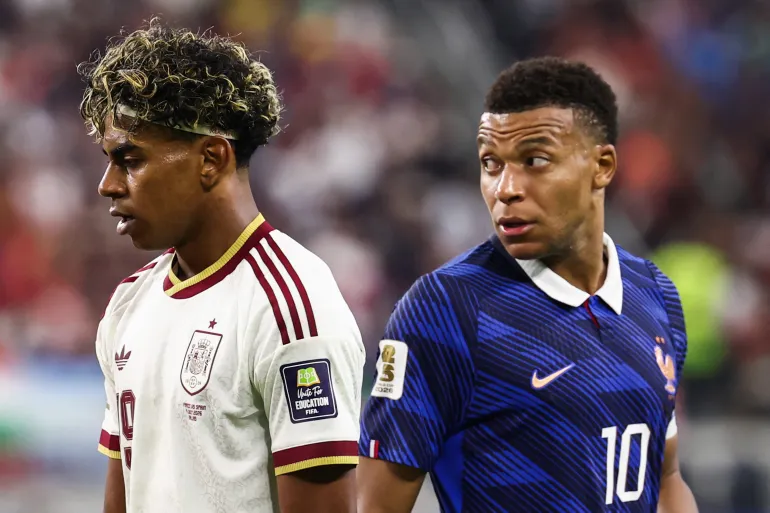 L'attaccante francese n. 10 Kylian Mbappe (a destra) reagisce davanti all'attaccante spagnolo n. 19 Lamine Yamal durante la semifinale del torneo di calcio della Coppa del mondo 2026 tra Francia e Spagna al Dallas Stadium di Arlington il 14 luglio 2026. (Foto di FRANCK FIFE / AFP)