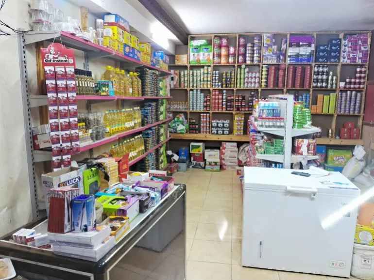 Prodotti alimentari essenziali in vendita in un negozio a Khartoum, in Sudan, poiché l'aumento dei prezzi esercita una pressione crescente sui bilanci familiari e rende più difficile per le famiglie permettersi le necessità quotidiane
