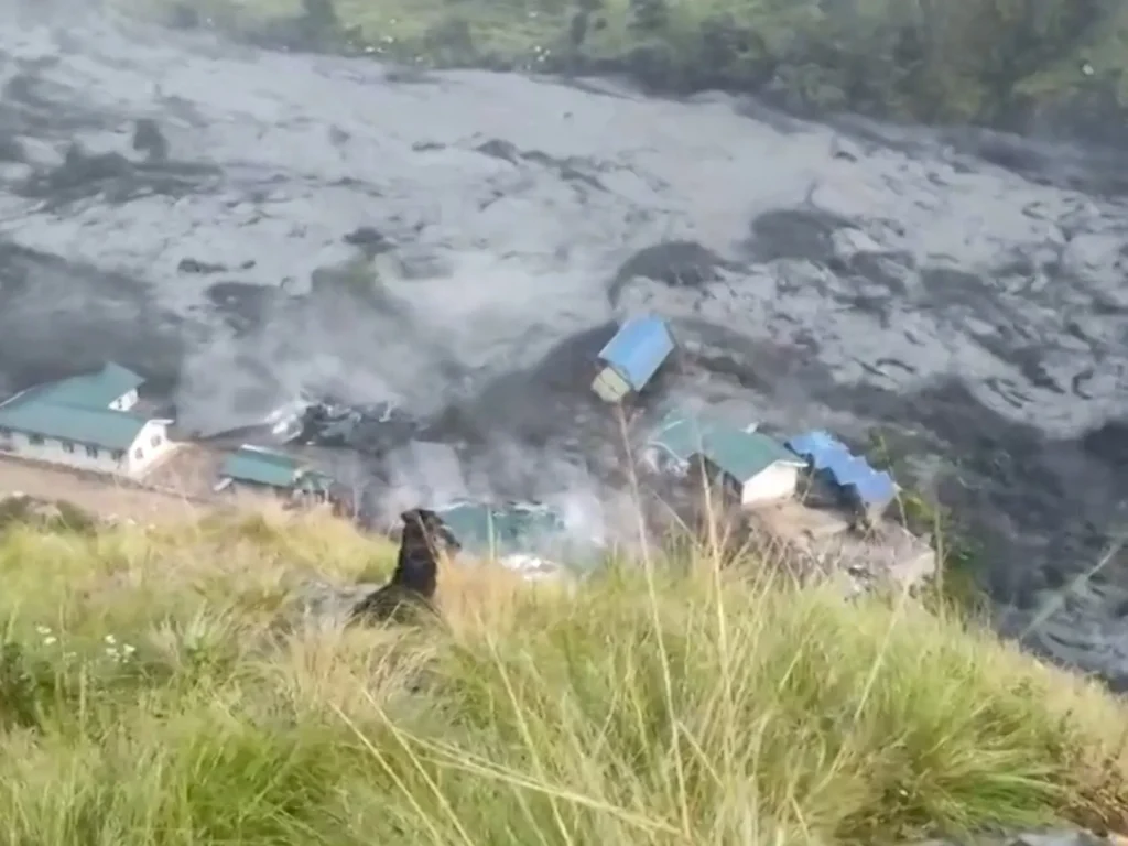 Almeno cinque persone sono scomparse a causa delle improvvise inondazioni che hanno spazzato via le case in Nepal