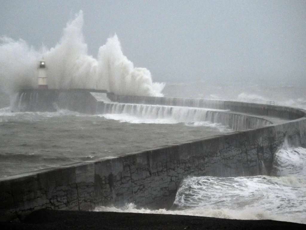 Due tempeste colpiscono il nord Europa, tagliando la corrente elettrica a 150.000 case