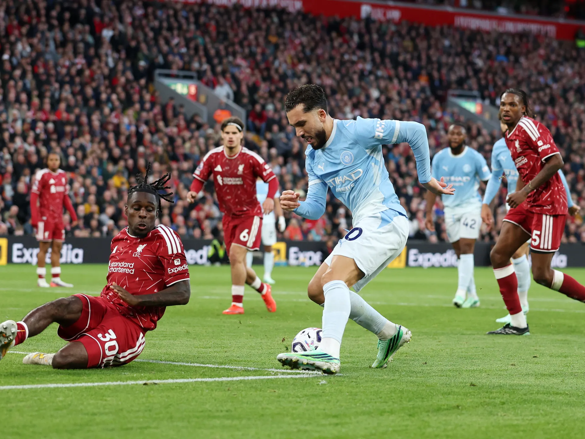Il Manchester City ha battuto il Liverpool in 10 per 3-0 nella prima partita dopo un verdetto di colpevolezza