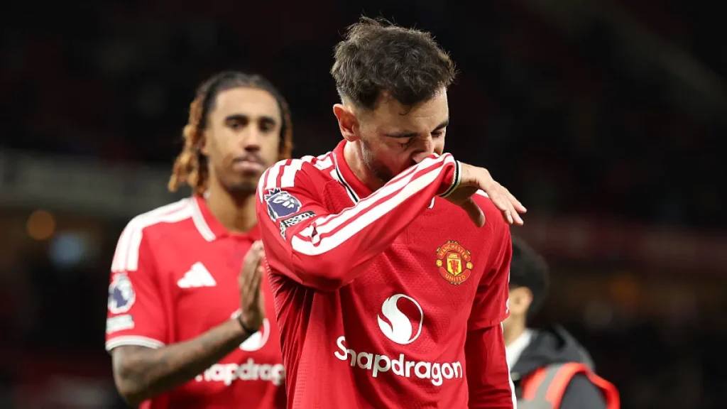 Il Manchester United è trattenuto dal Tottenham in dieci uomini mentre continuano i guai per entrambi