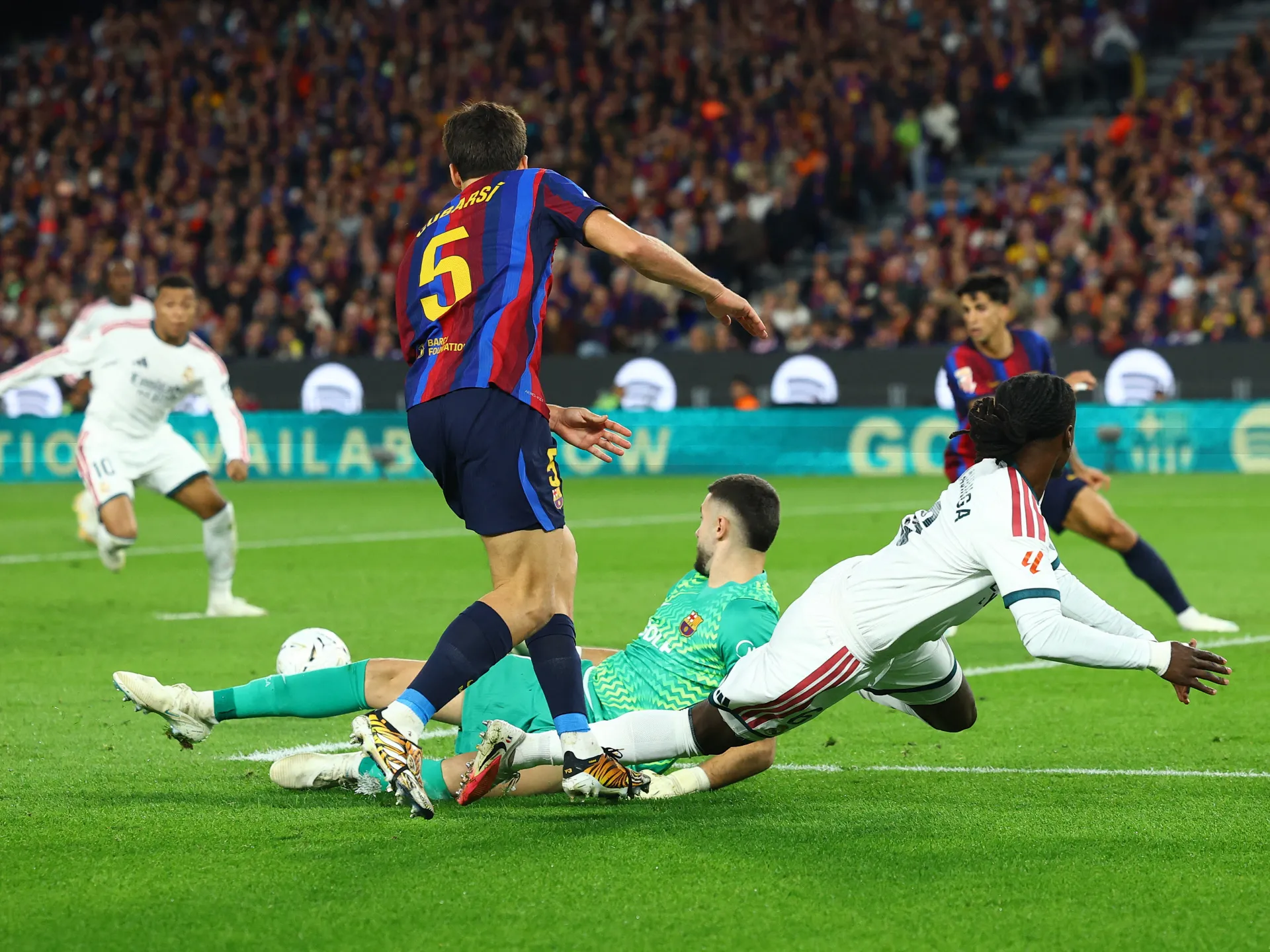 Il Real Madrid batte il Barcellona 2-1 al Camp Nou e dimezza il distacco dalla capolista La Liga