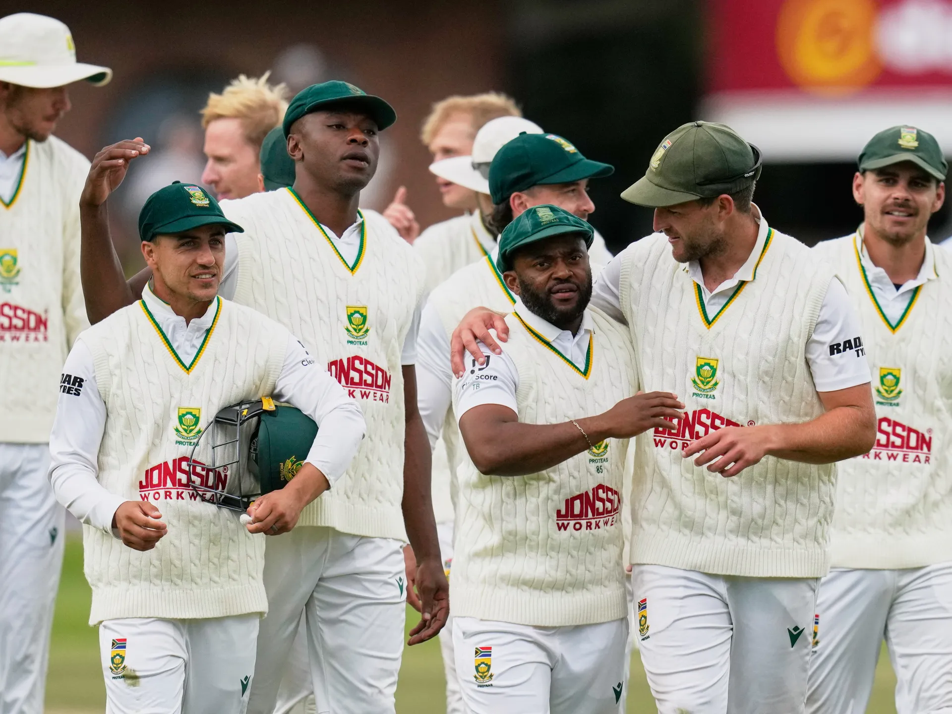 Il Sudafrica schiaccia l'Australia con un inning per livellare la serie di test di cricket